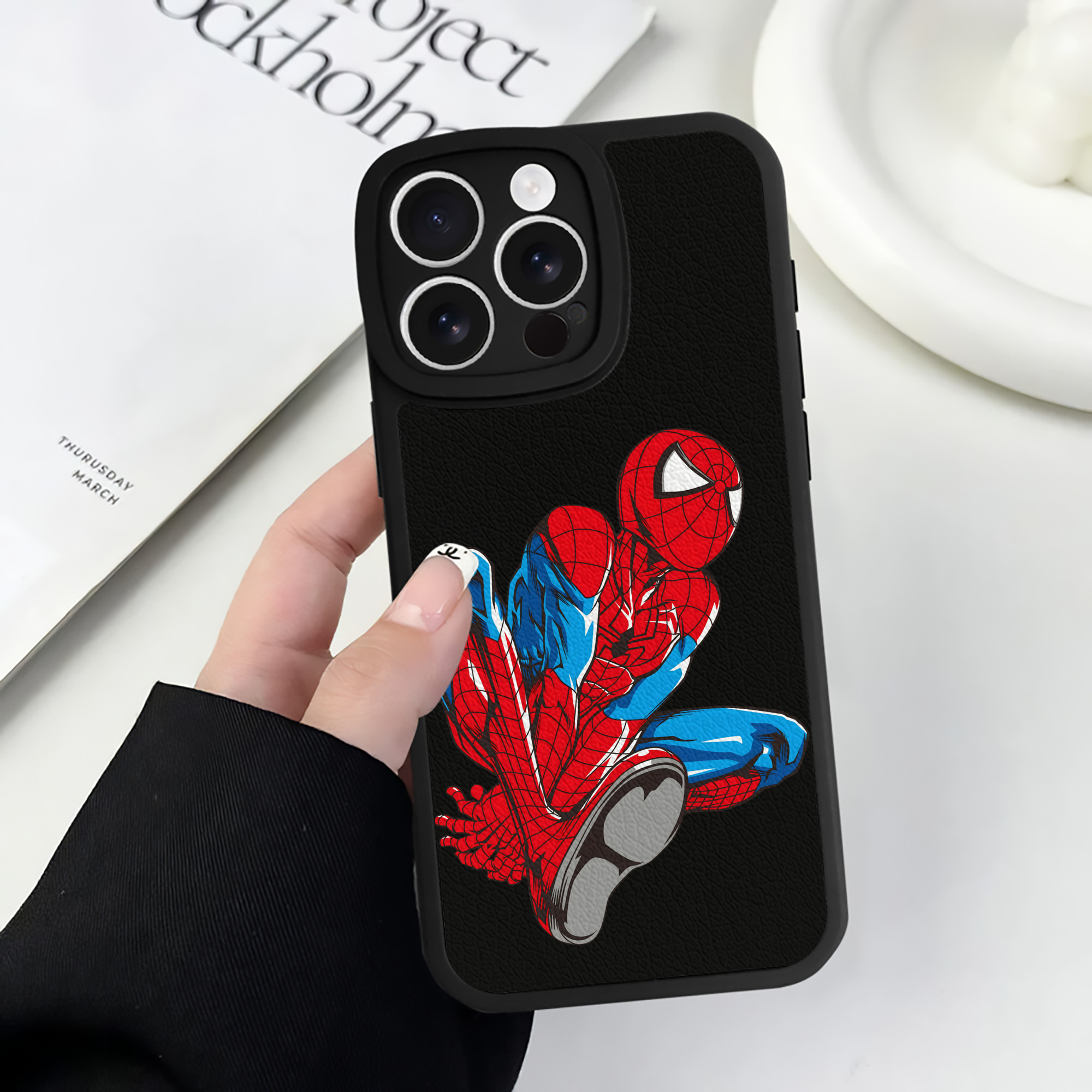 （画像用） アベンジャーズ The Avengers 【iPhone 16シリーズ対応】シリコンスマホケース（レザー調） 材質：シリコン